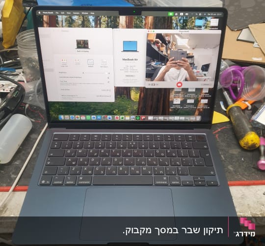 מחשב נייד על שולחן עבודה עם כלים